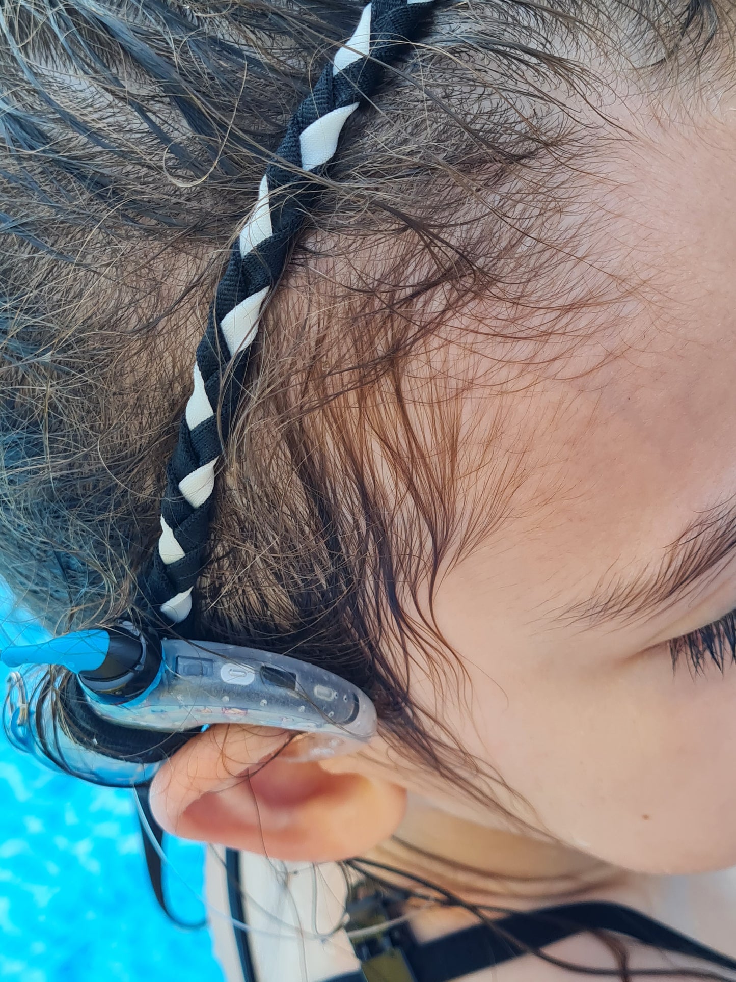 bandeau tresse pour implant cochléaire et prothèses auditive.