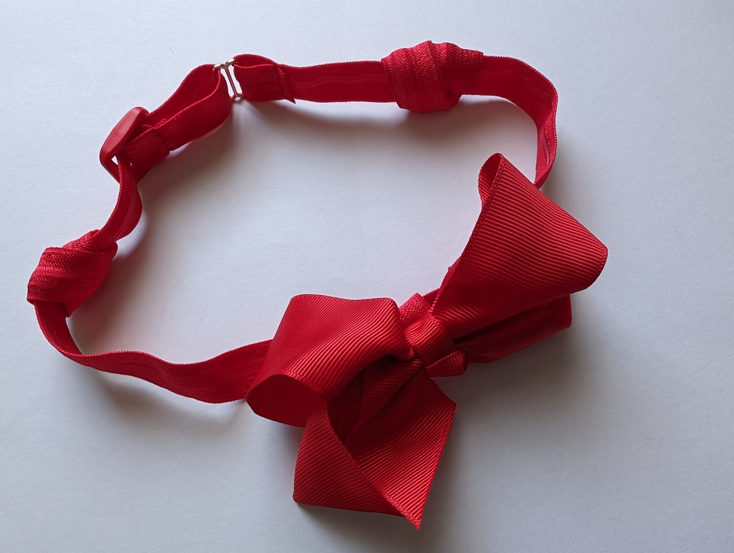 Bandeau satin antidérapant pour implant cochléaire et prothèse auditive avec nœud ou fleur sur système coulissant serre tête anti perte