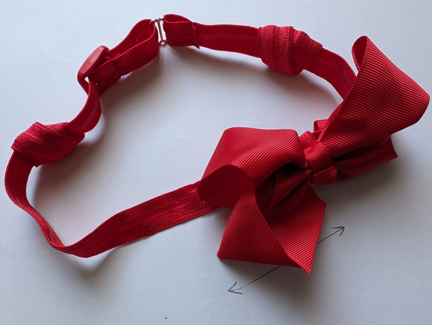 Bandeau satin antidérapant pour implant cochléaire et prothèse auditive avec nœud ou fleur sur système coulissant serre tête anti perte