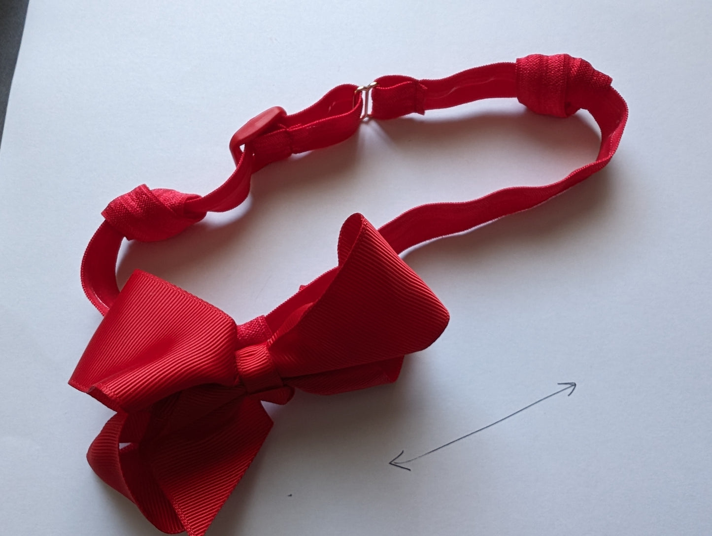 Bandeau satin antidérapant pour implant cochléaire et prothèse auditive avec nœud ou fleur sur système coulissant serre tête anti perte