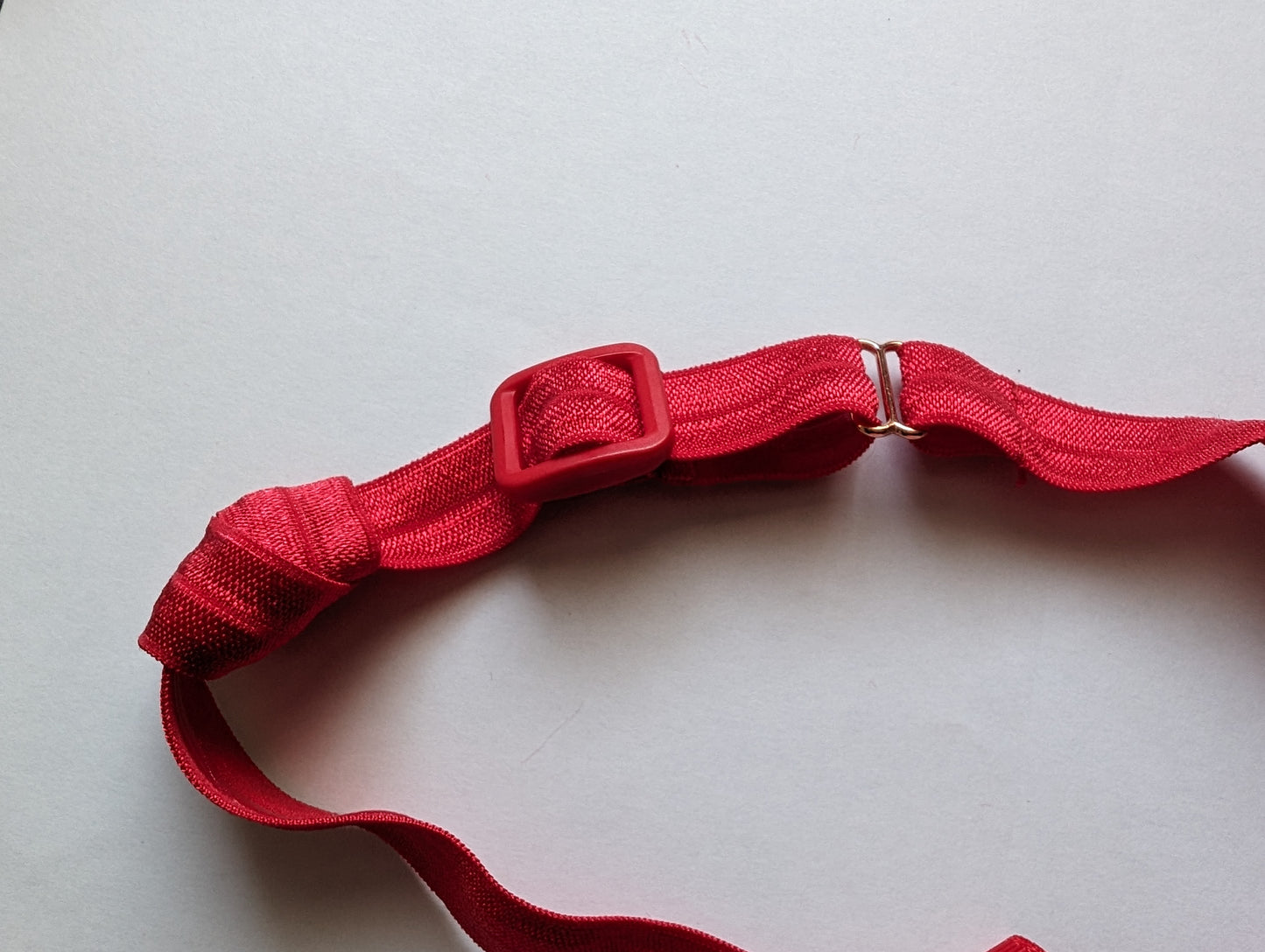 Bandeau satin antidérapant pour implant cochléaire et prothèse auditive avec nœud ou fleur sur système coulissant serre tête anti perte