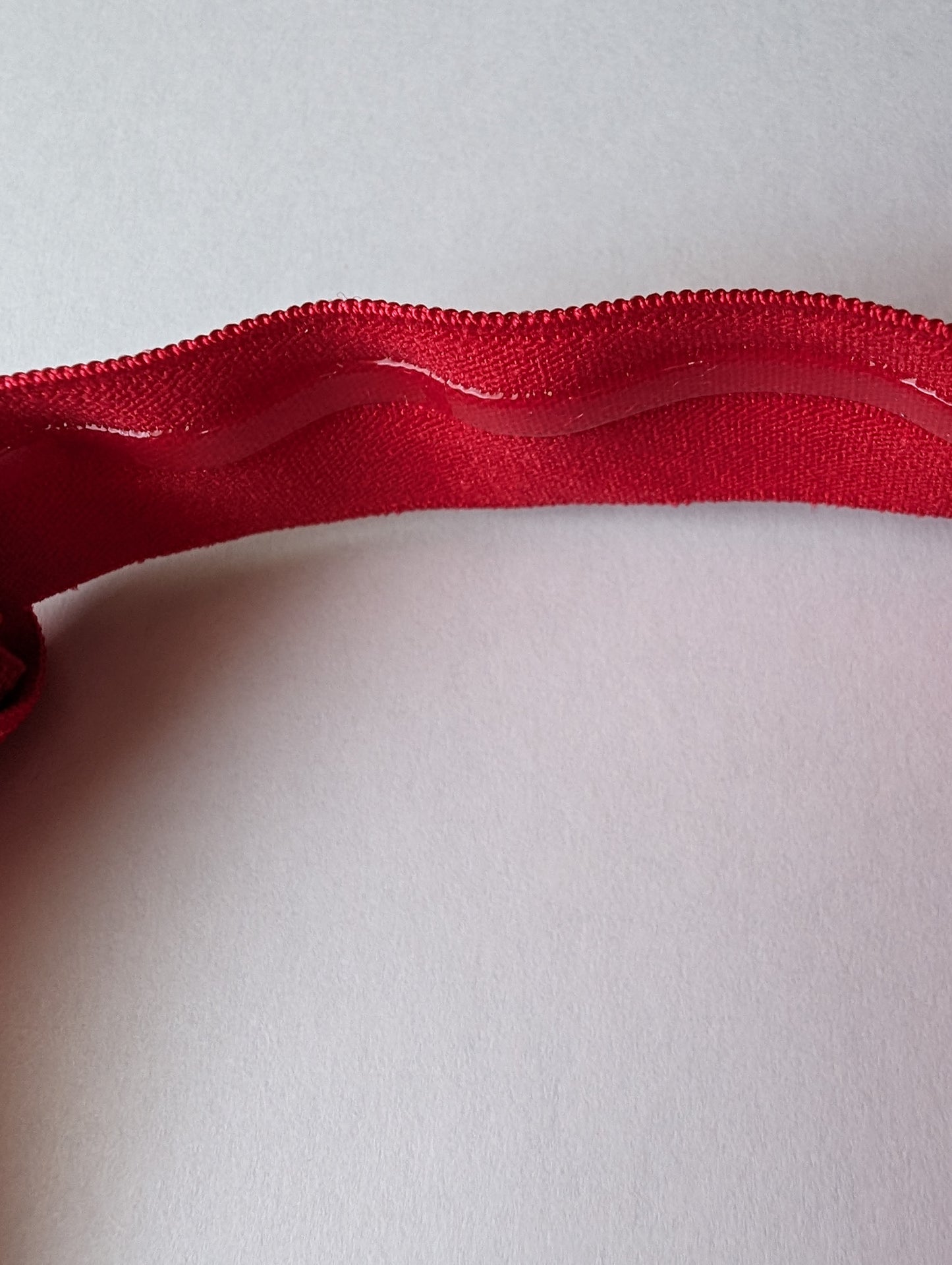 Bandeau satin antidérapant pour implant cochléaire et prothèse auditive avec nœud ou fleur sur système coulissant serre tête anti perte