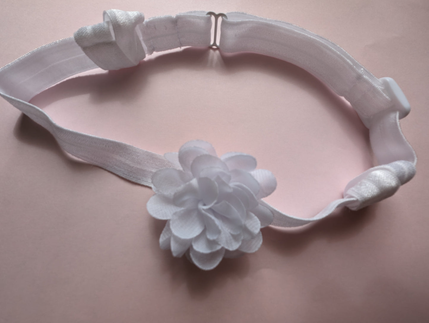 Bandeau satin antidérapant pour implant cochléaire et prothèse auditive avec nœud ou fleur sur système coulissant serre tête anti perte