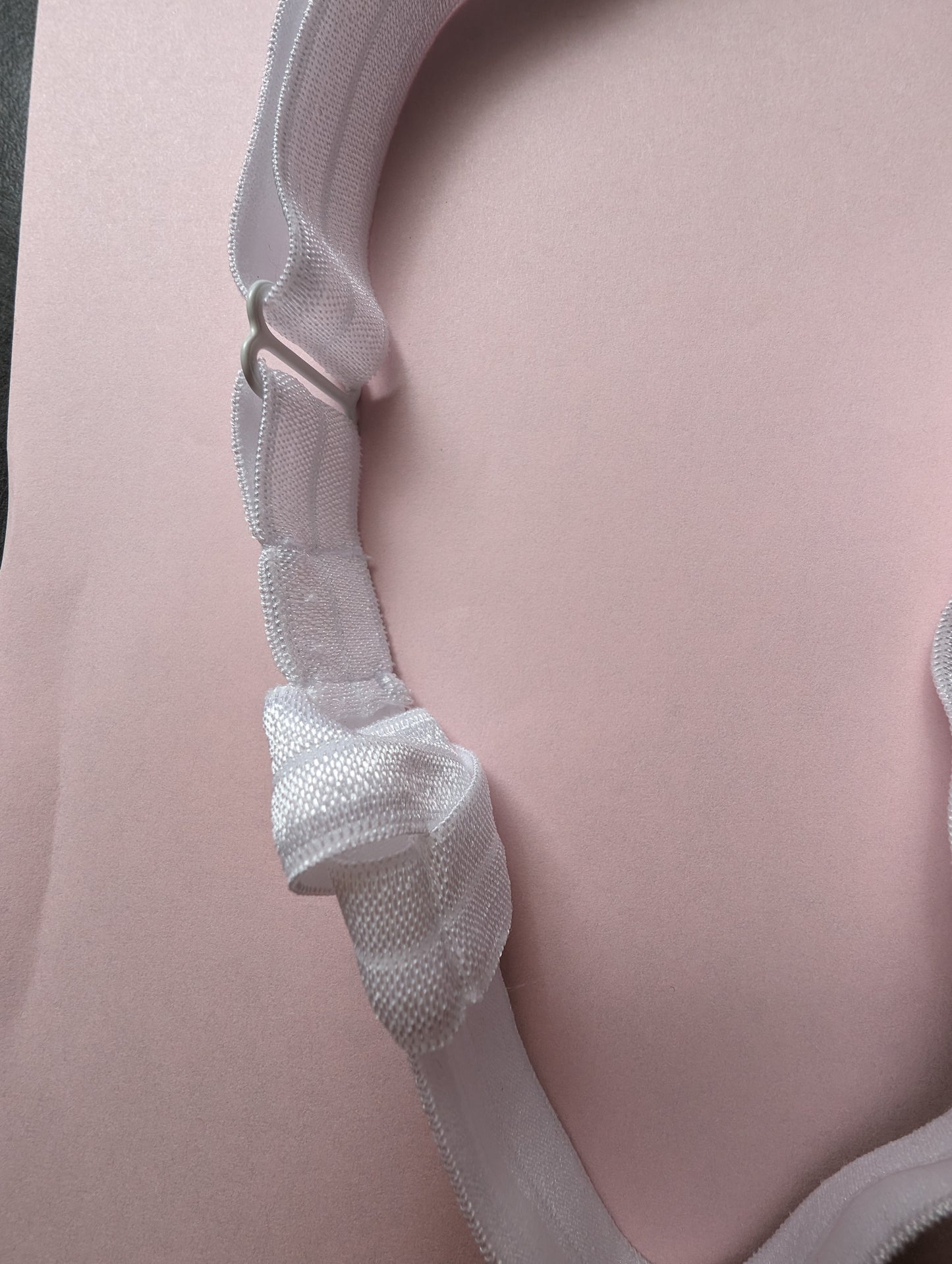 Bandeau satin antidérapant pour implant cochléaire et prothèse auditive avec nœud ou fleur sur système coulissant serre tête anti perte