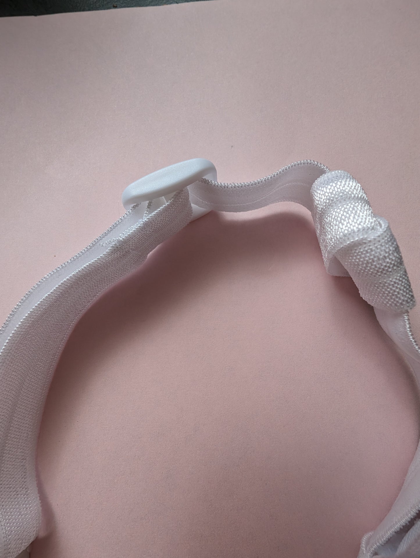 Bandeau satin antidérapant pour implant cochléaire et prothèse auditive avec nœud ou fleur sur système coulissant serre tête anti perte