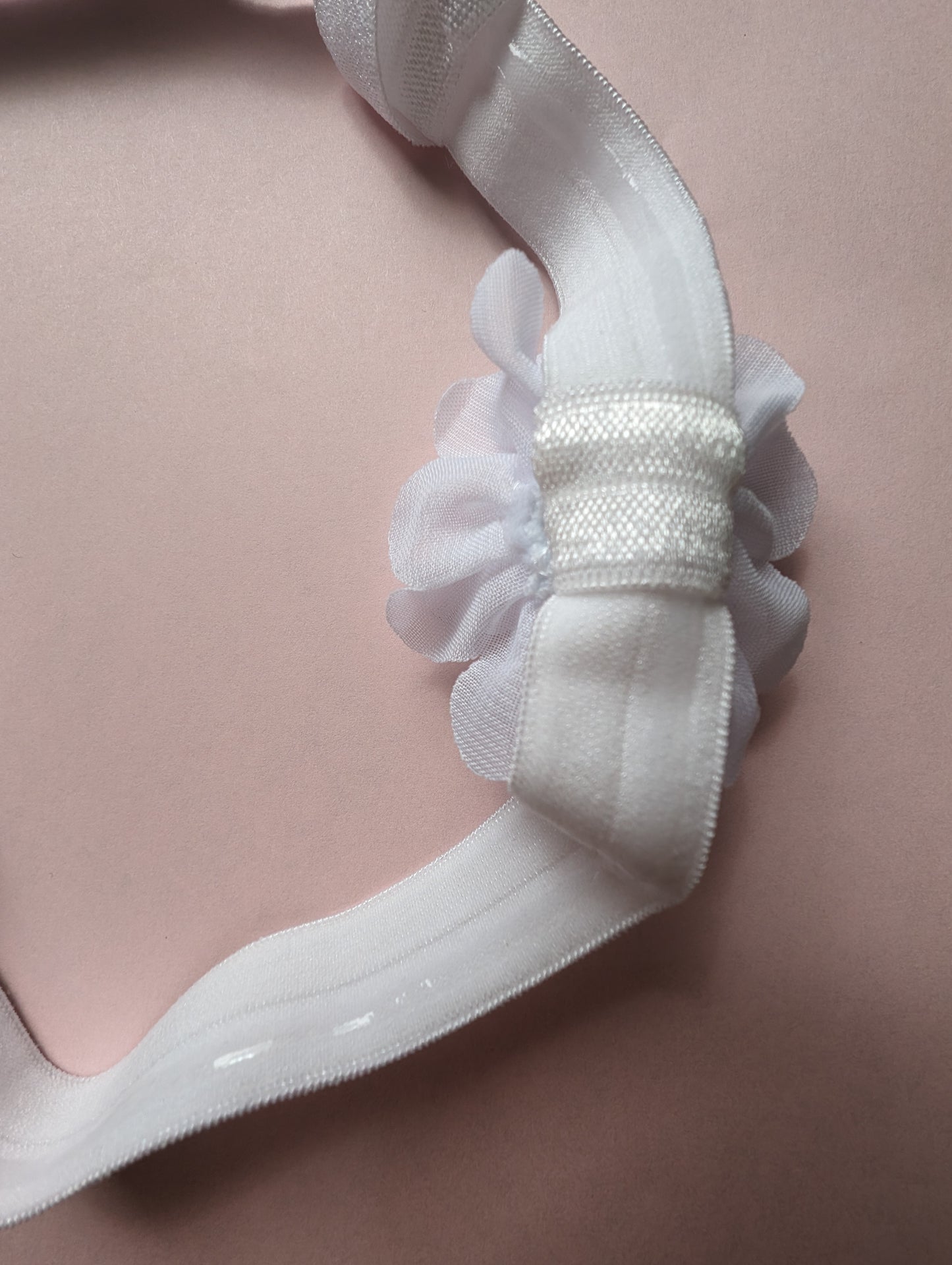 Bandeau satin antidérapant pour implant cochléaire et prothèse auditive avec nœud ou fleur sur système coulissant serre tête anti perte