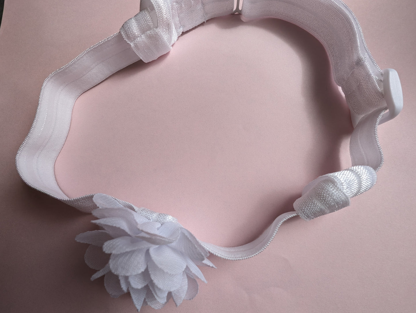 Bandeau satin antidérapant pour implant cochléaire et prothèse auditive avec nœud ou fleur sur système coulissant serre tête anti perte