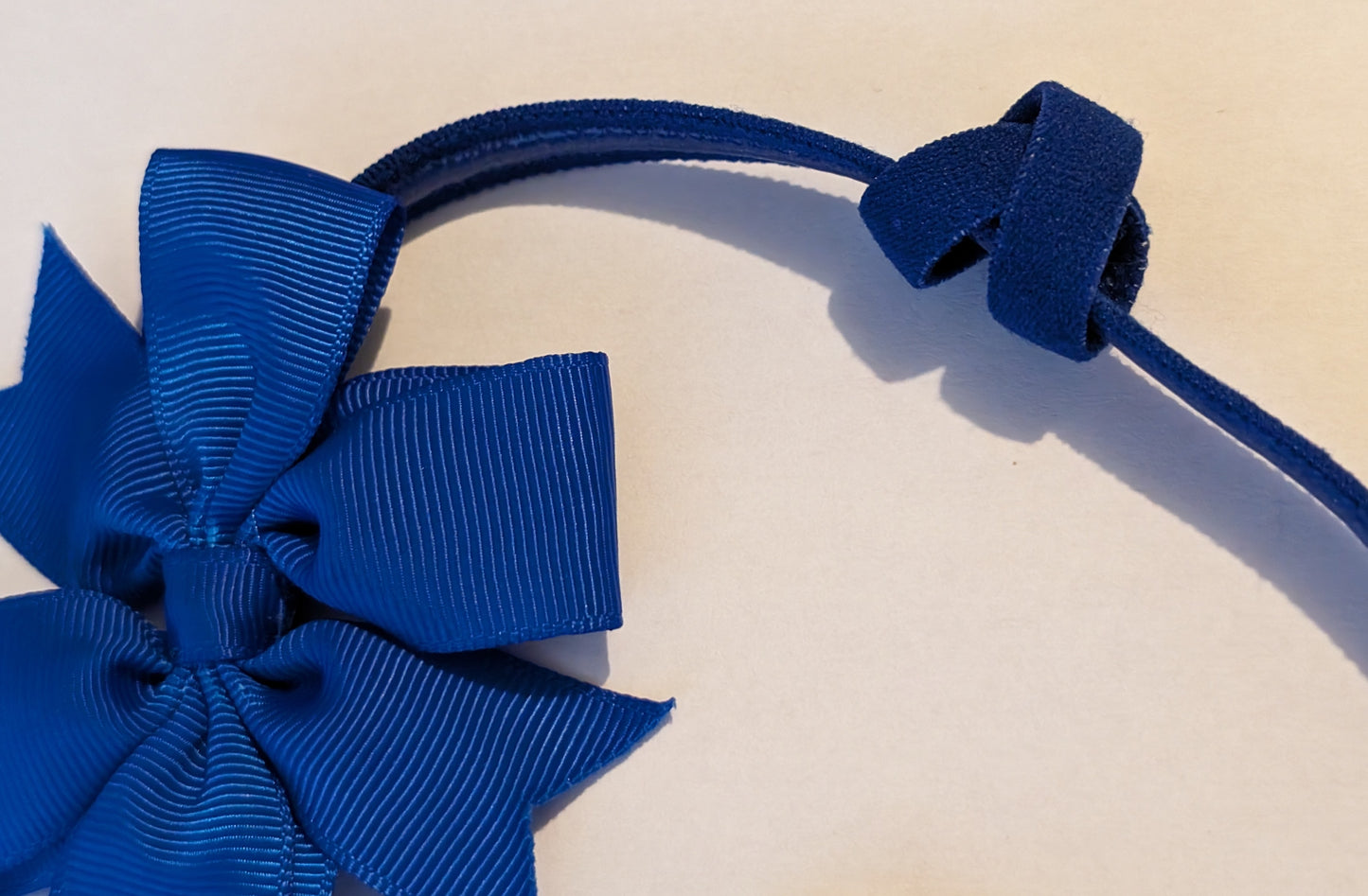 Bandeau réglable antidérapant pour implant cochléaire et prothèses auditives avec nœud coulissant