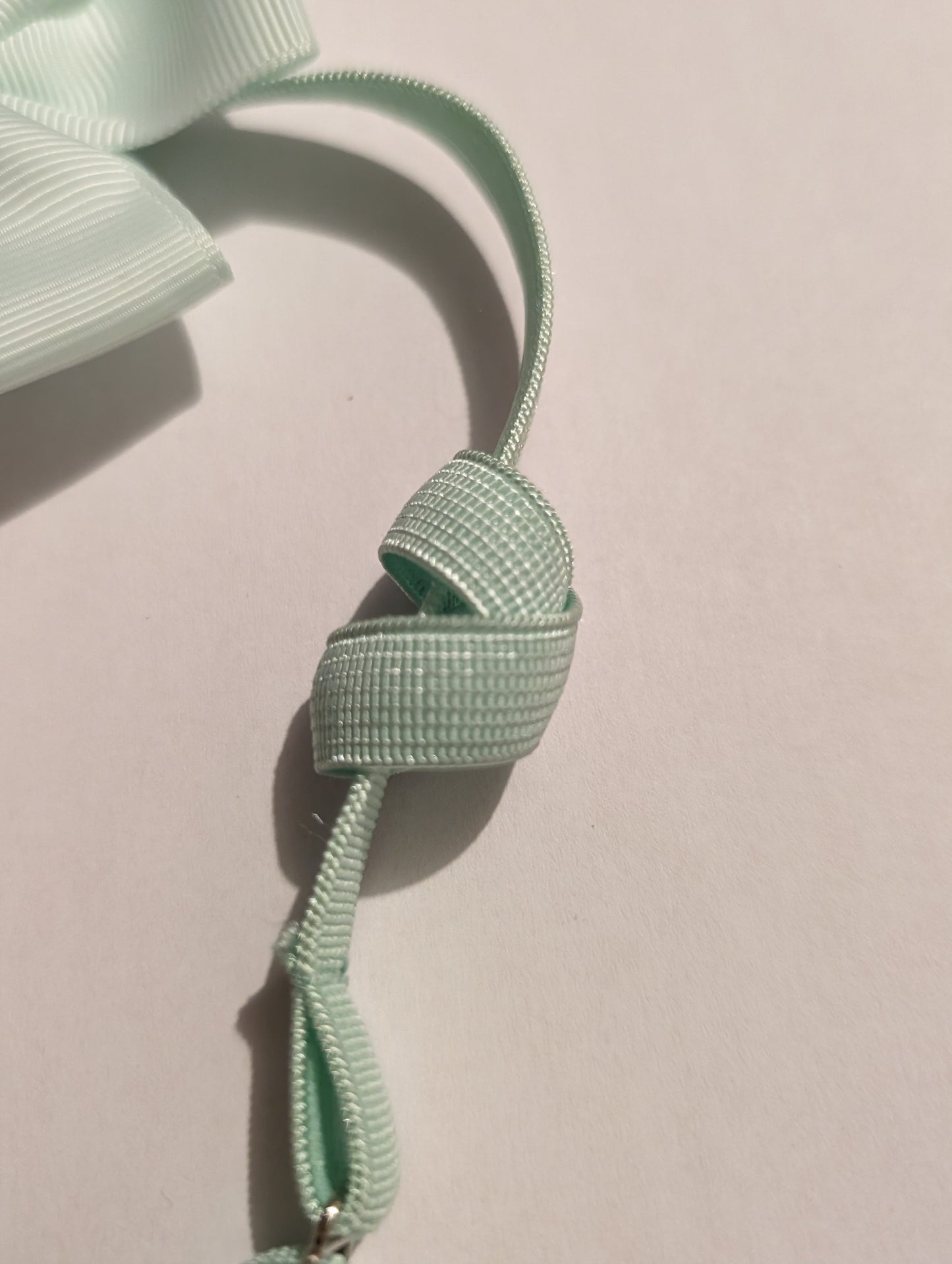 Bandeau réglable antidérapant pour implant cochléaire et prothèses auditives avec nœud coulissant