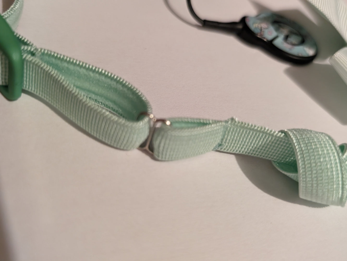 Bandeau réglable antidérapant pour implant cochléaire et prothèses auditives avec nœud coulissant