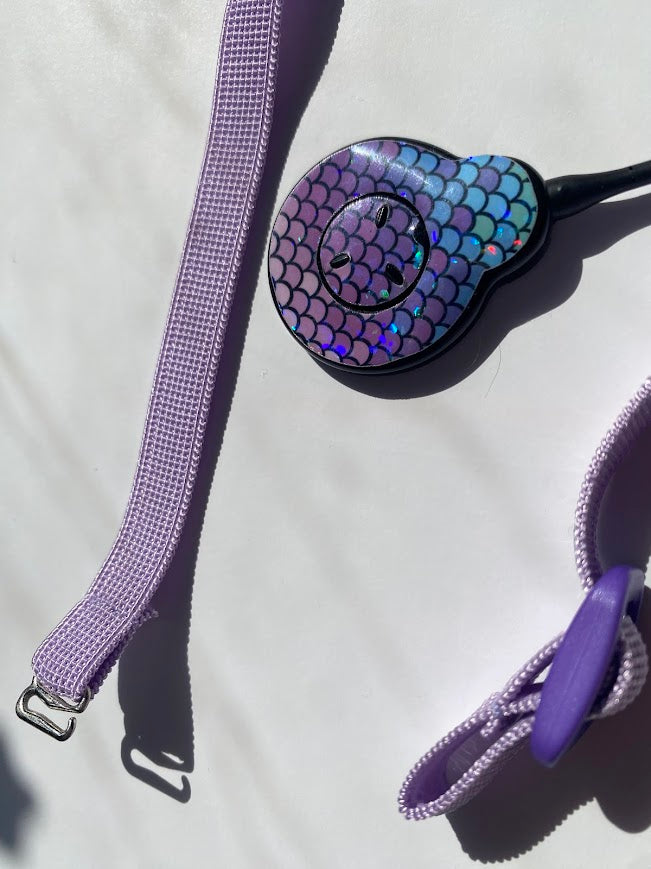 Bandeau antiderapant pour implant cochleaire et protheses auditives, fermé avec un crochet tres pratique