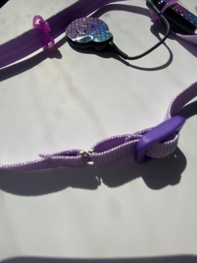 Bandeau antiderapant pour implant cochleaire et protheses auditives, fermé avec un crochet tres pratique