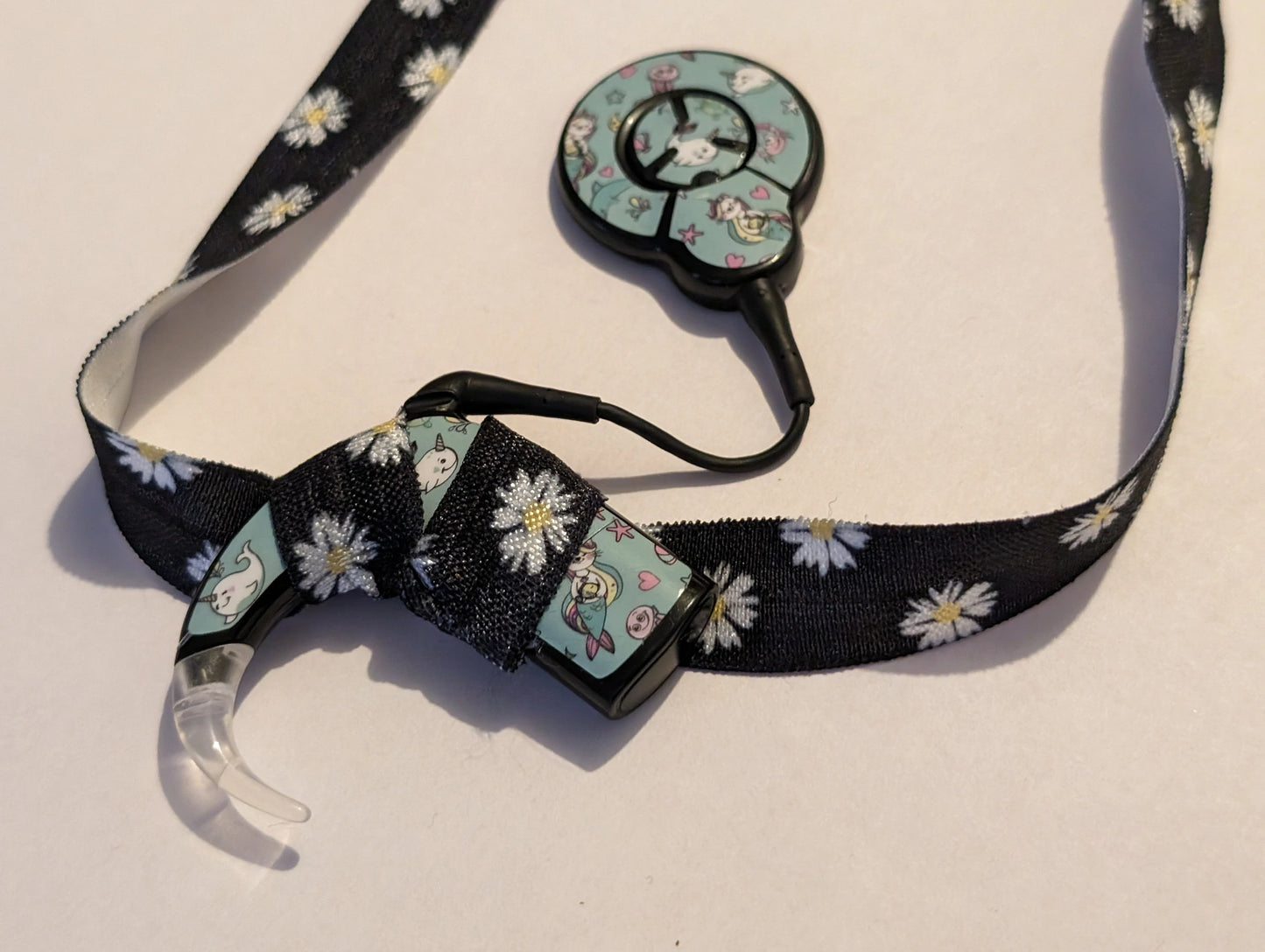 Bandeau ajustable pour implant cochleaire et aide auditive motif fleur