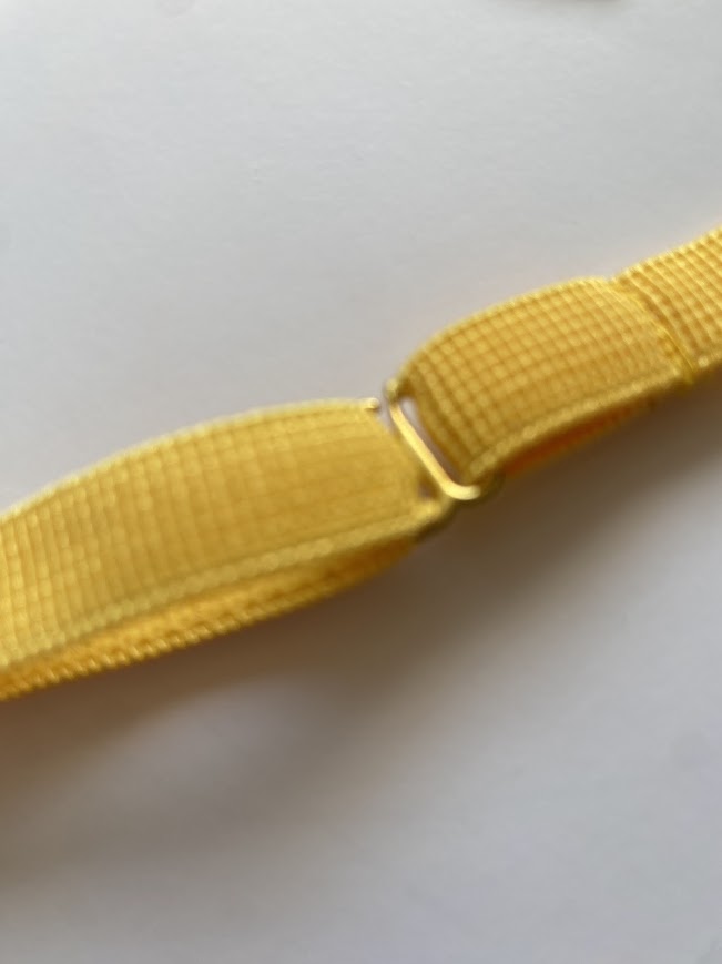 Bandeau antiderapant pour implant cochleaire et protheses auditives, fermé avec un crochet tres pratique