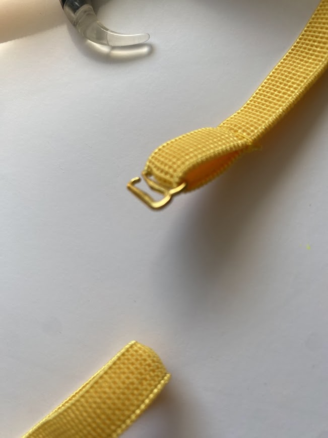 Bandeau antiderapant pour implant cochleaire et protheses auditives, fermé avec un crochet tres pratique