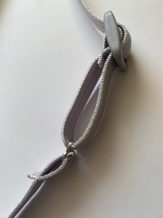 Bandeau antiderapant pour implant cochleaire et protheses auditives, fermé avec un crochet tres pratique
