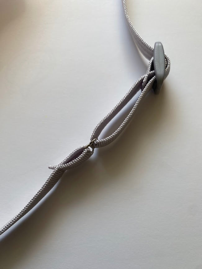 Bandeau antiderapant pour implant cochleaire et protheses auditives, fermé avec un crochet tres pratique