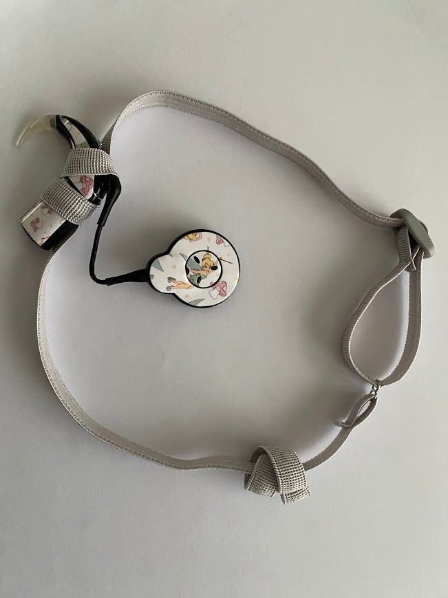 Bandeau antiderapant pour implant cochleaire et protheses auditives, fermé avec un crochet tres pratique