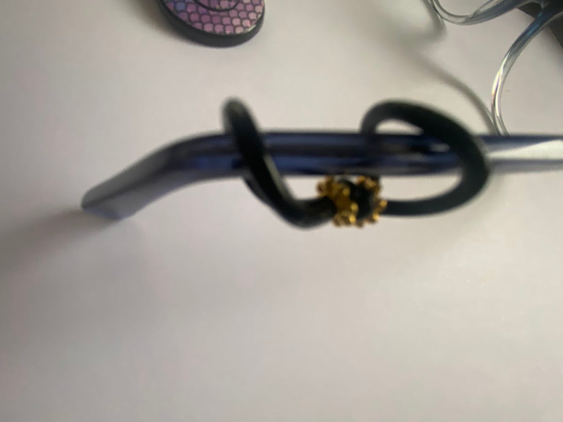Support implant cochleaire pour lunettes