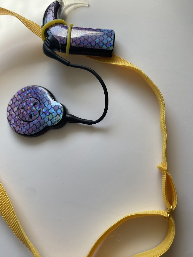 Bandeau antiderapant pour implant cochleaire et protheses auditives, fermé avec un crochet tres pratique