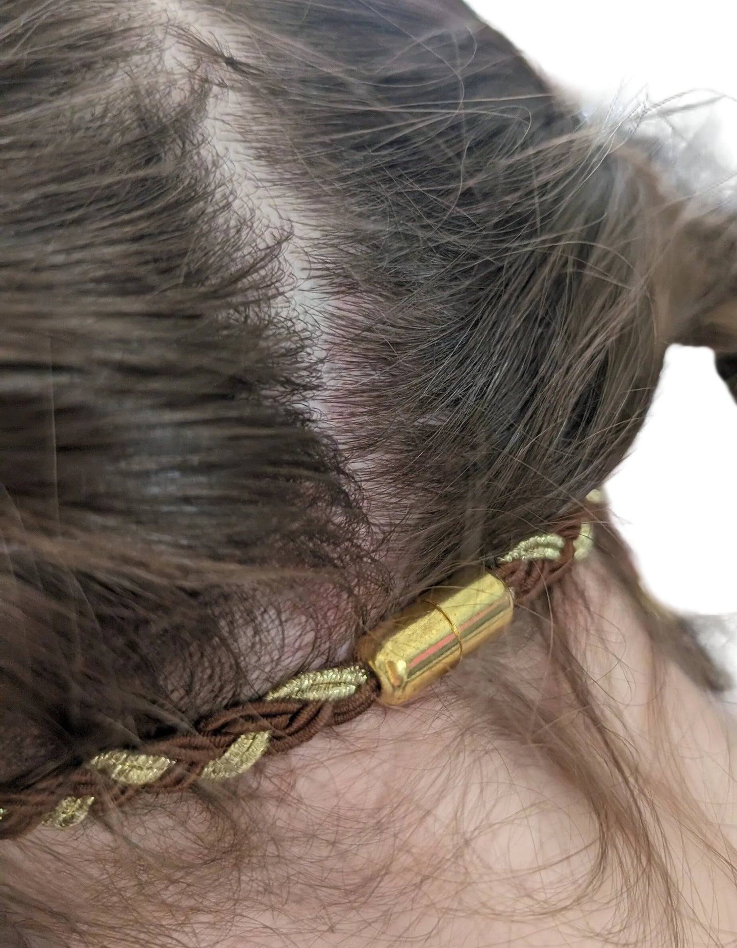 Bandeau tressé pour le maintien des implants et prothèses auditives
