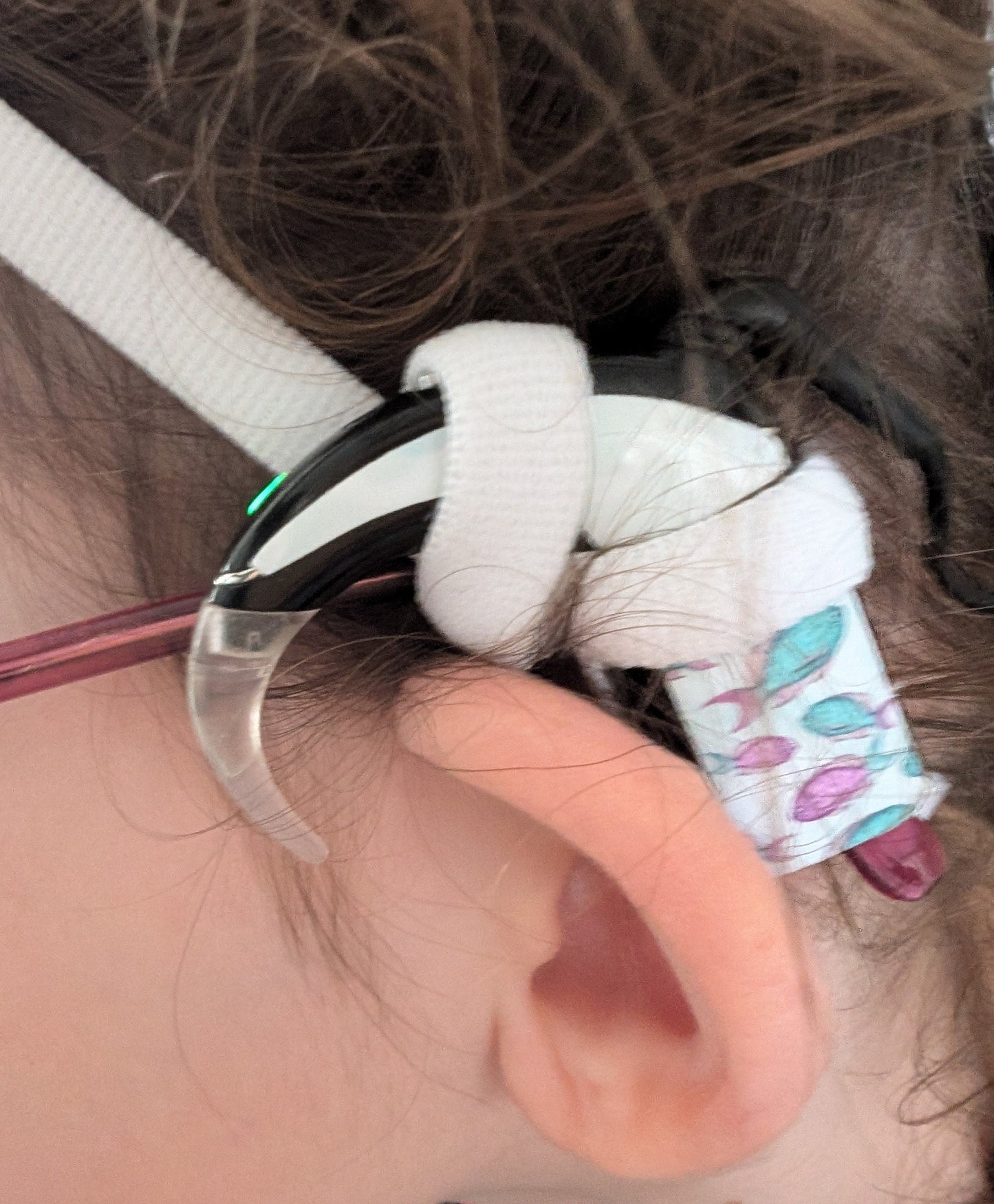 Bandeau antidérapant avec petit nœud pour implant et prothèse auditive