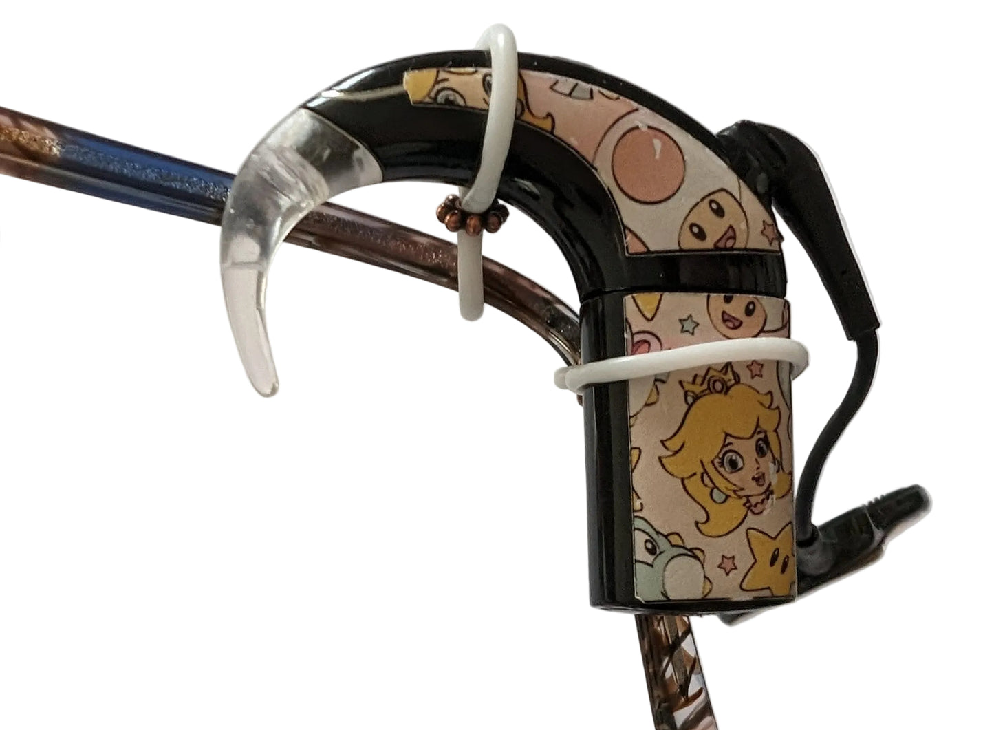 Accessoires lunette pour le maintien des prothèses auditives et implant