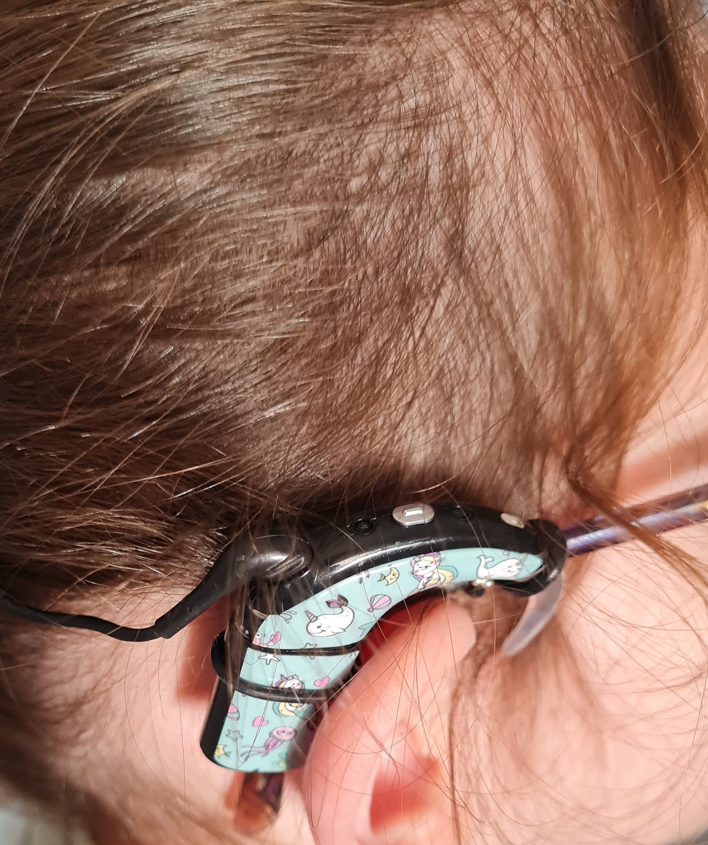 Accessoires lunette pour le maintien des prothèses auditives et implant