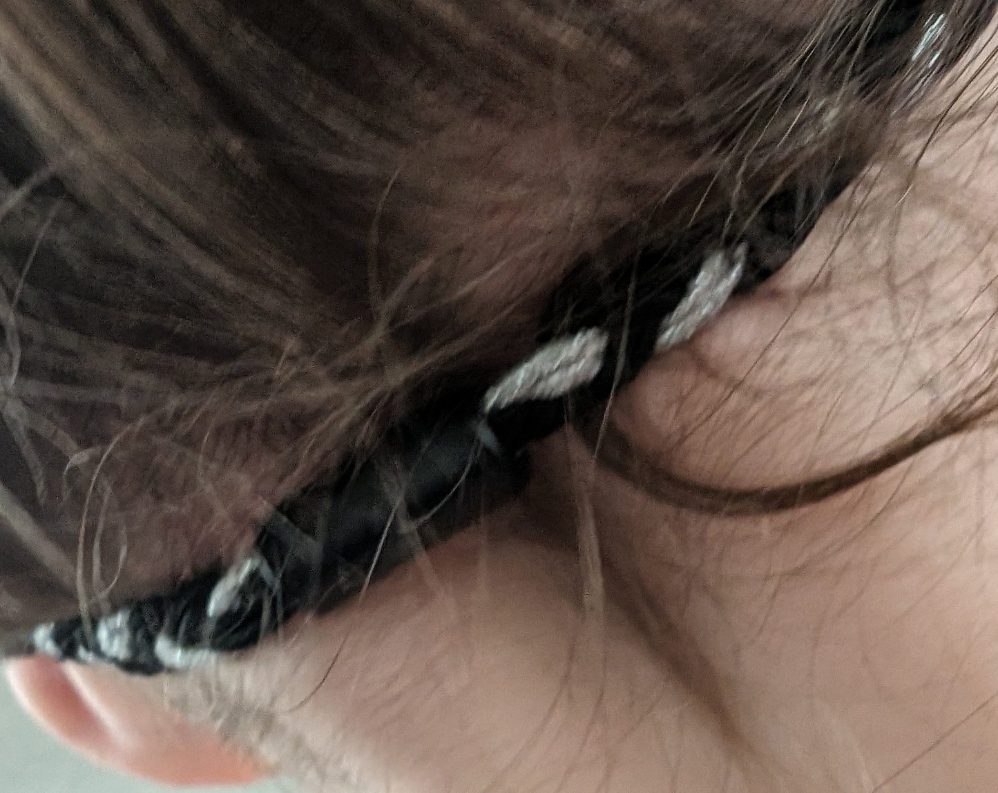 Bandeau tressé pour le maintien des implants et prothèses auditives