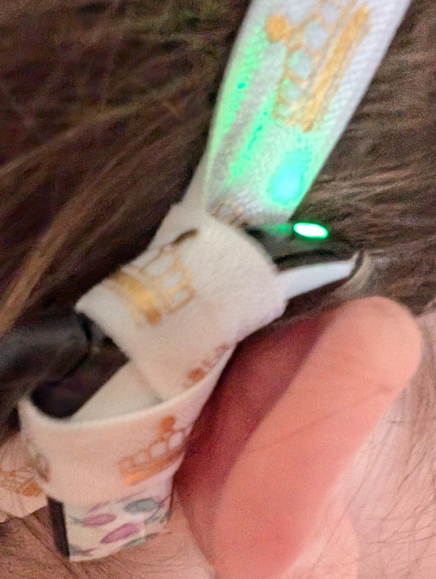 Bandeau réglable pour implant cochléaire et prothèse auditive
