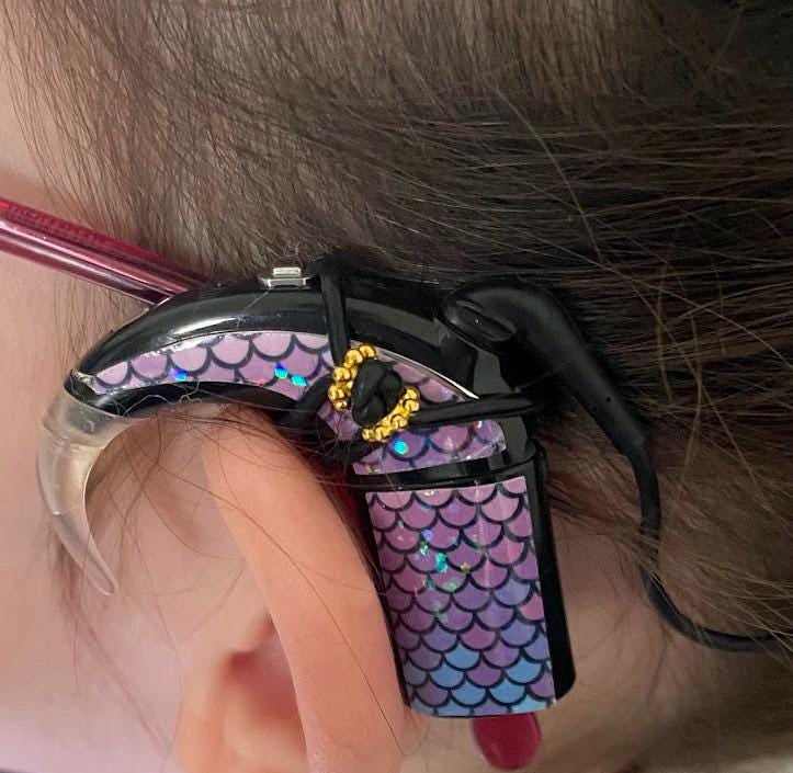 Support pour implant cochleaire et prothèse auditive a fixer sur les lunettes