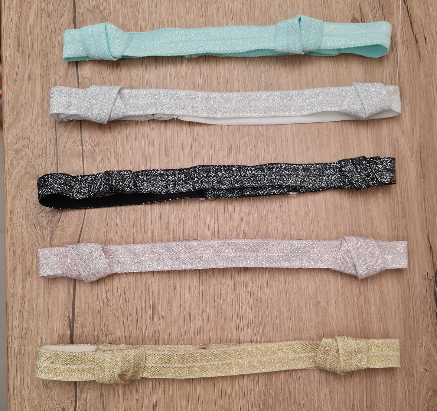 Bandeau d emaintien ajustable pour implants cochléaires et aides auditives à paillettes