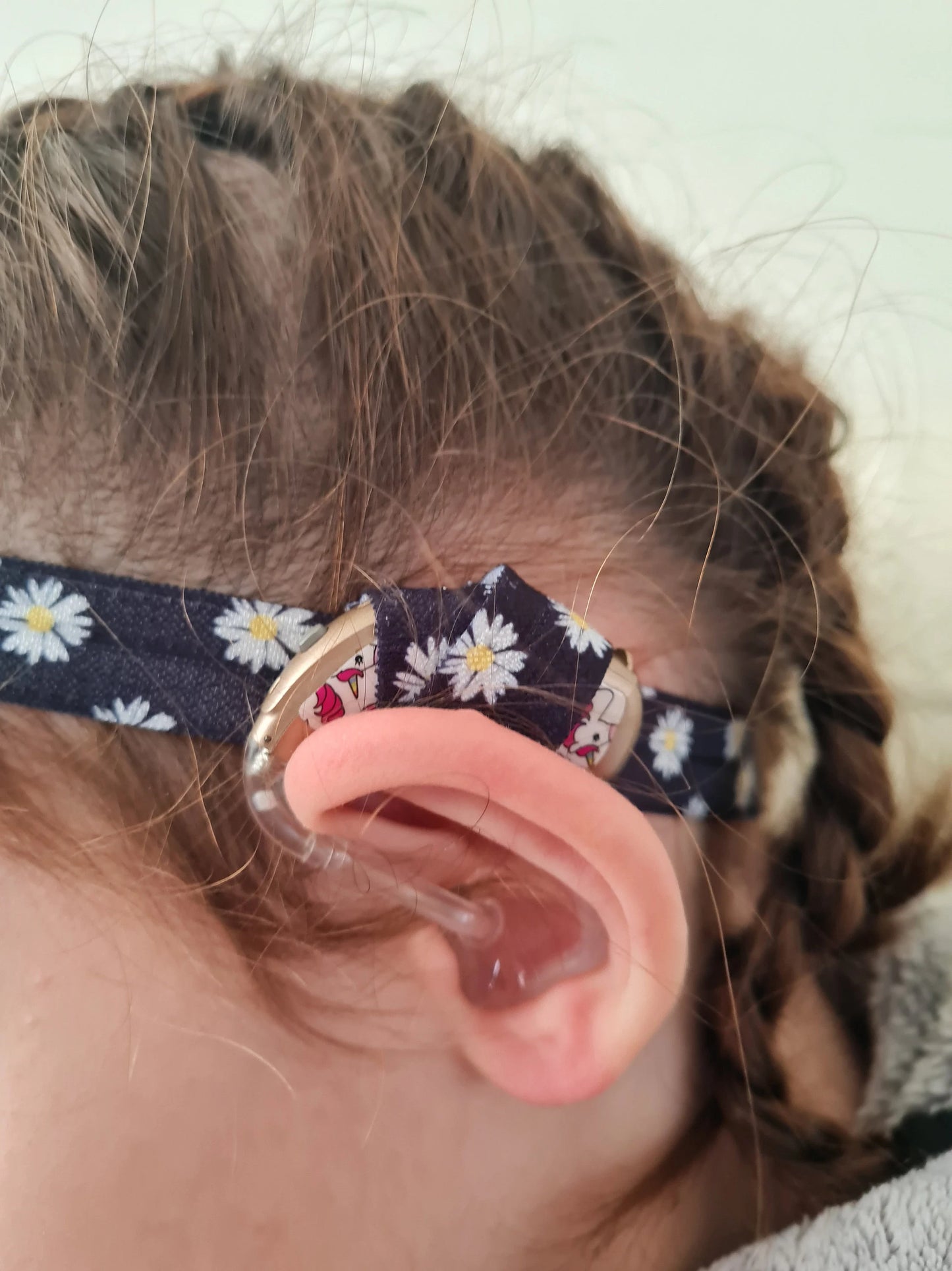 Bandeau ajustable pour implant cochleaire et aide auditive motif fleur