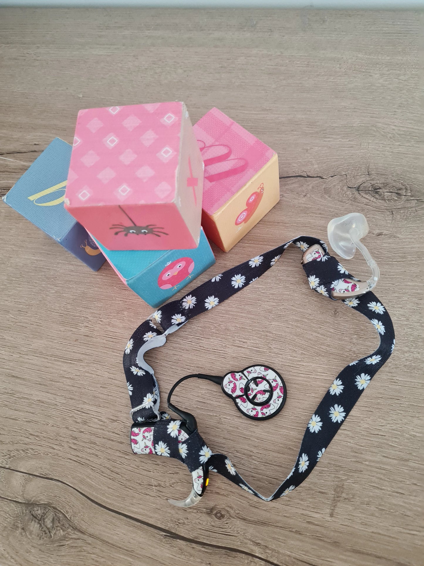 Bandeau ajustable pour implant cochleaire et aide auditive motif fleur