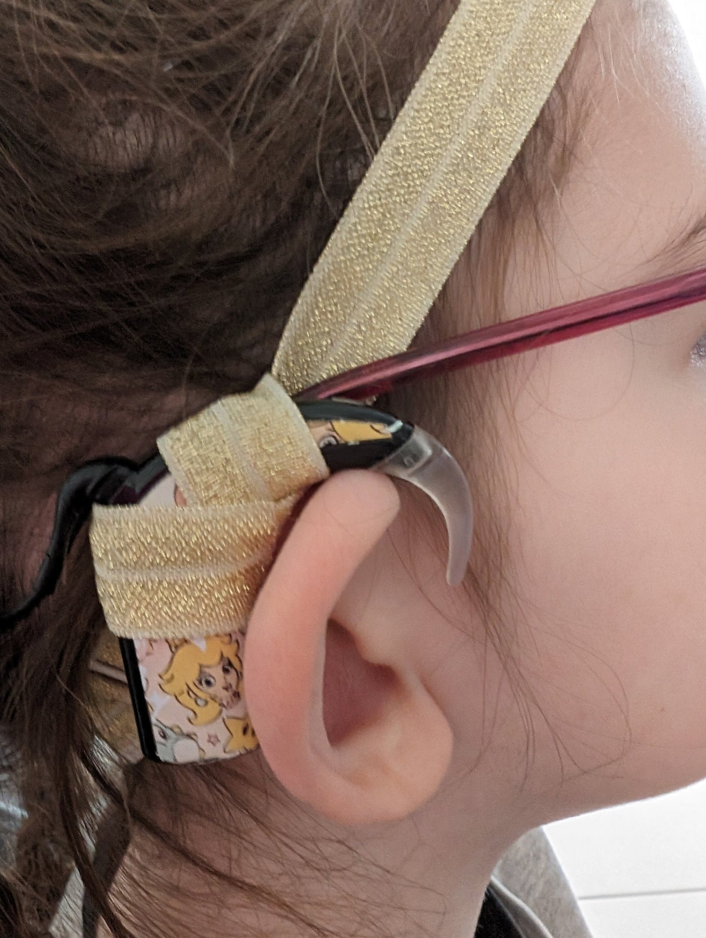 Bandeau d emaintien ajustable pour implants cochléaires et aides auditives à paillettes