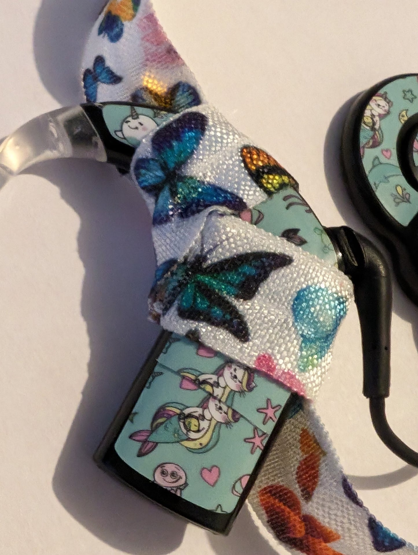 Bandeau ajustable pour implant cochleaire et aide auditive motif papillon