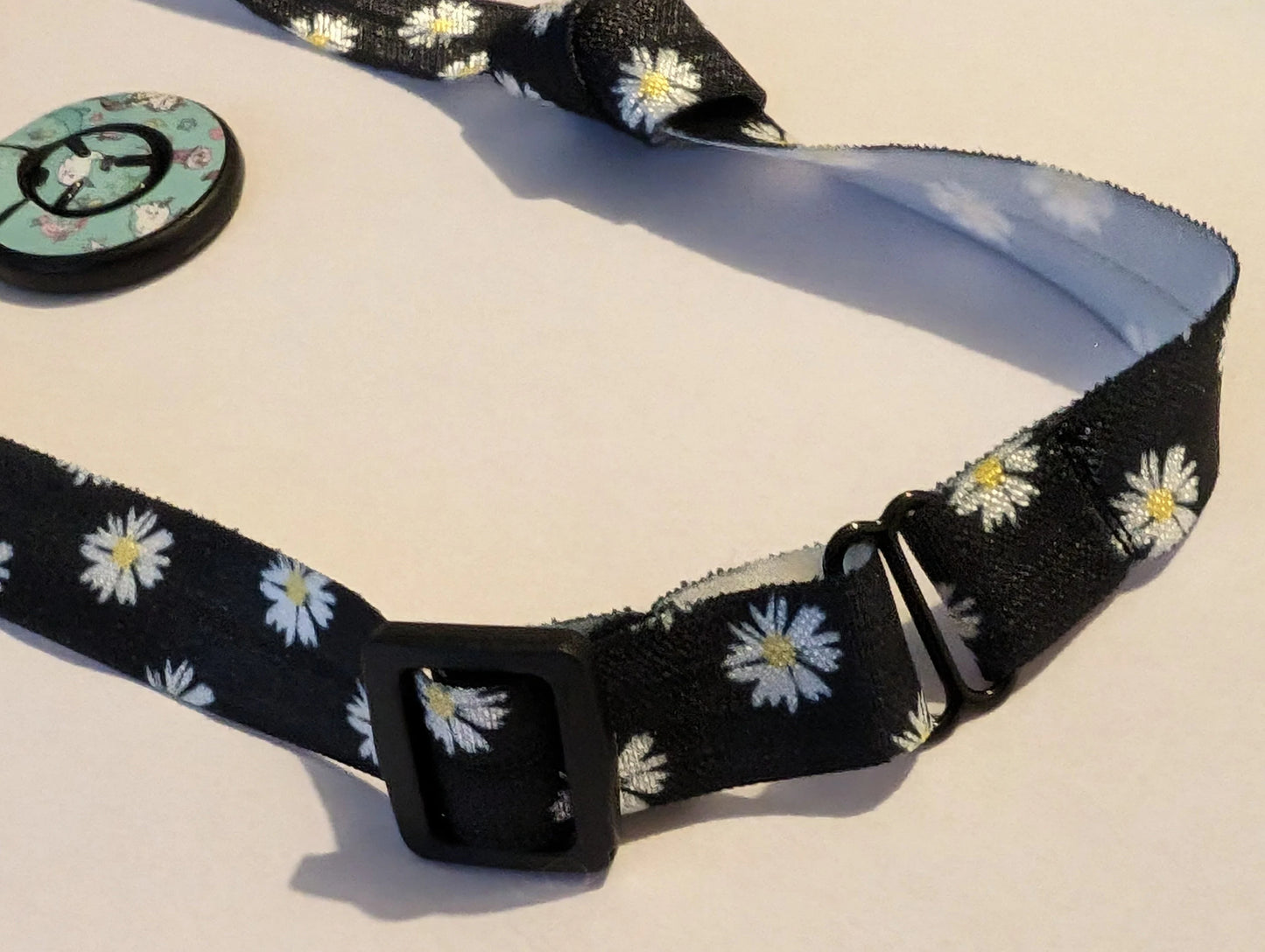 Bandeau ajustable pour implant cochleaire et aide auditive motif fleur