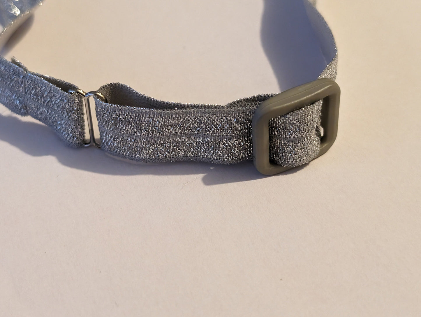 Bandeau d emaintien ajustable pour implants cochléaires et aides auditives à paillettes