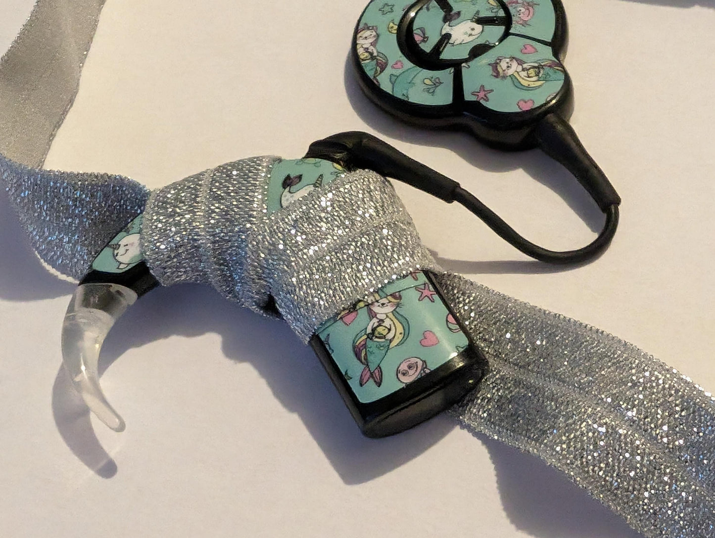 Bandeau d emaintien ajustable pour implants cochléaires et aides auditives à paillettes