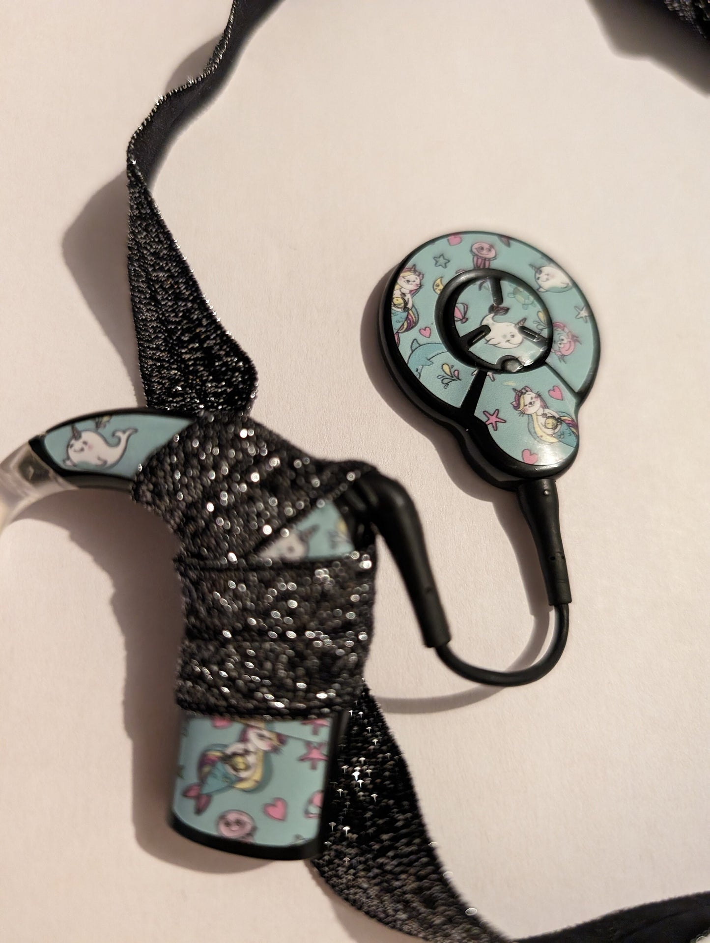 Bandeau d emaintien ajustable pour implants cochléaires et aides auditives à paillettes