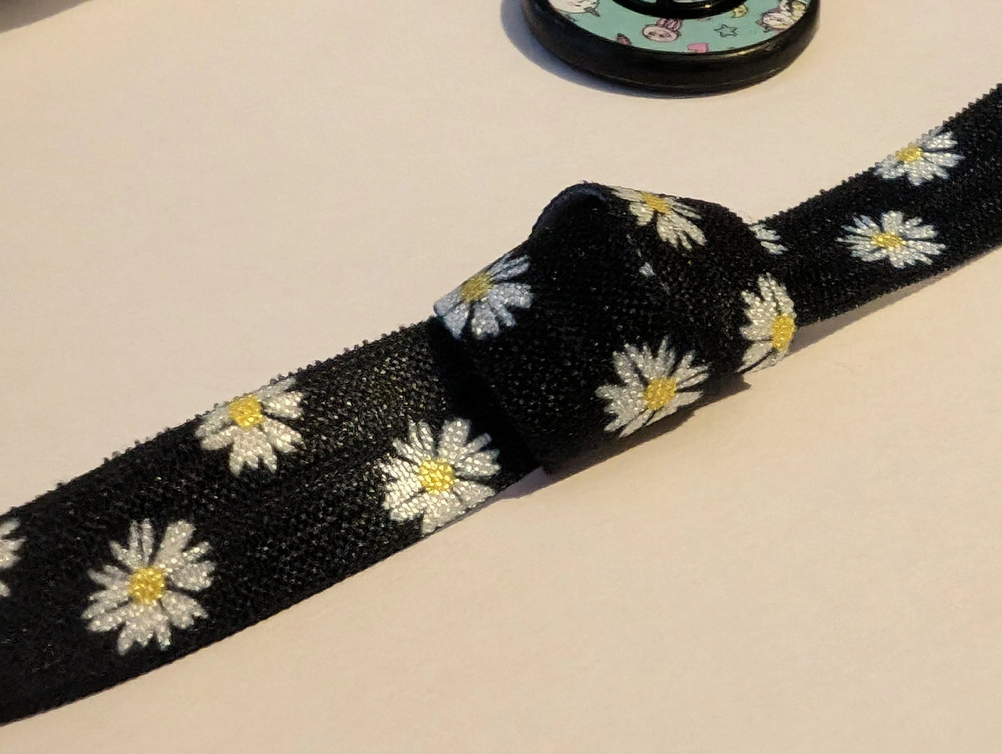 Bandeau ajustable pour implant cochleaire et aide auditive motif fleur