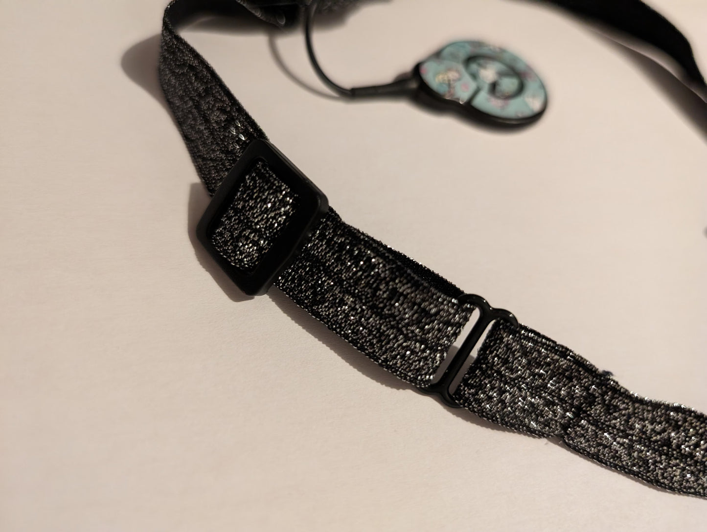 Bandeau d emaintien ajustable pour implants cochléaires et aides auditives à paillettes