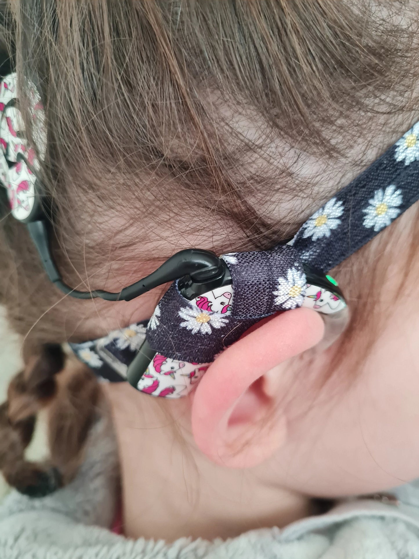 Bandeau ajustable pour implant cochleaire et aide auditive motif fleur