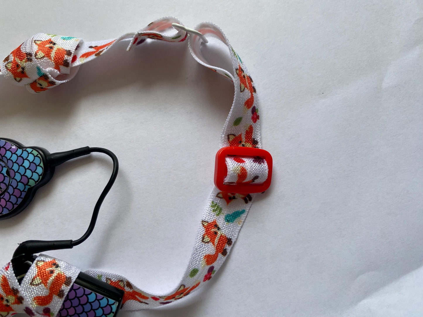 Bandeau ajustable pour implant cochleaire et prothese auditive motif renard