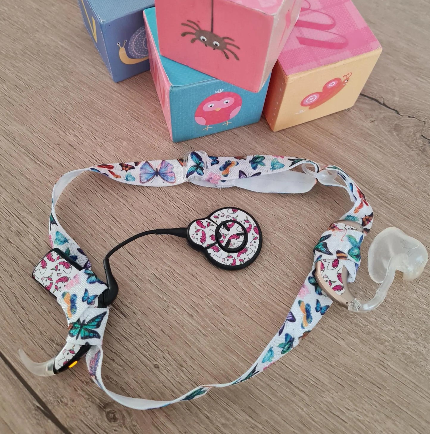 Bandeau ajustable pour implant cochleaire et aide auditive motif papillon